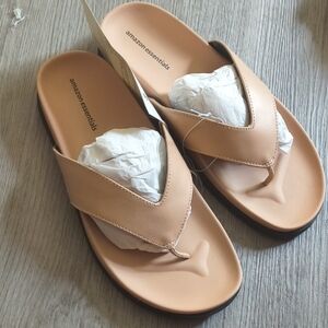 Amazon Essentials Beige Flip-Flops